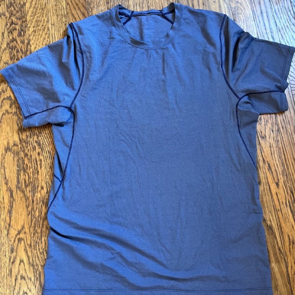 Men's Lululemon Short Sleeve Shirt Size M in Blue